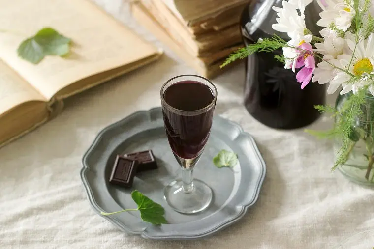 Characteristics of blackcurrant liqueur Creme de Cassis (Crème de cassis)