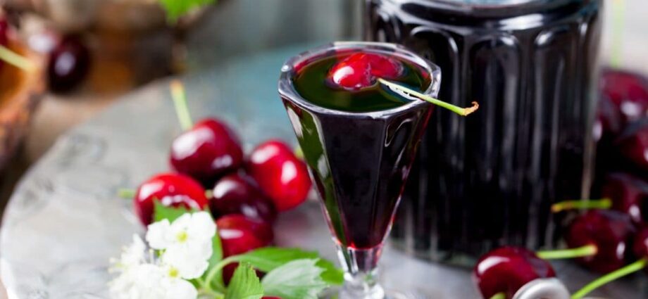 Cherry liqueur at home &#8211; 4 recipes