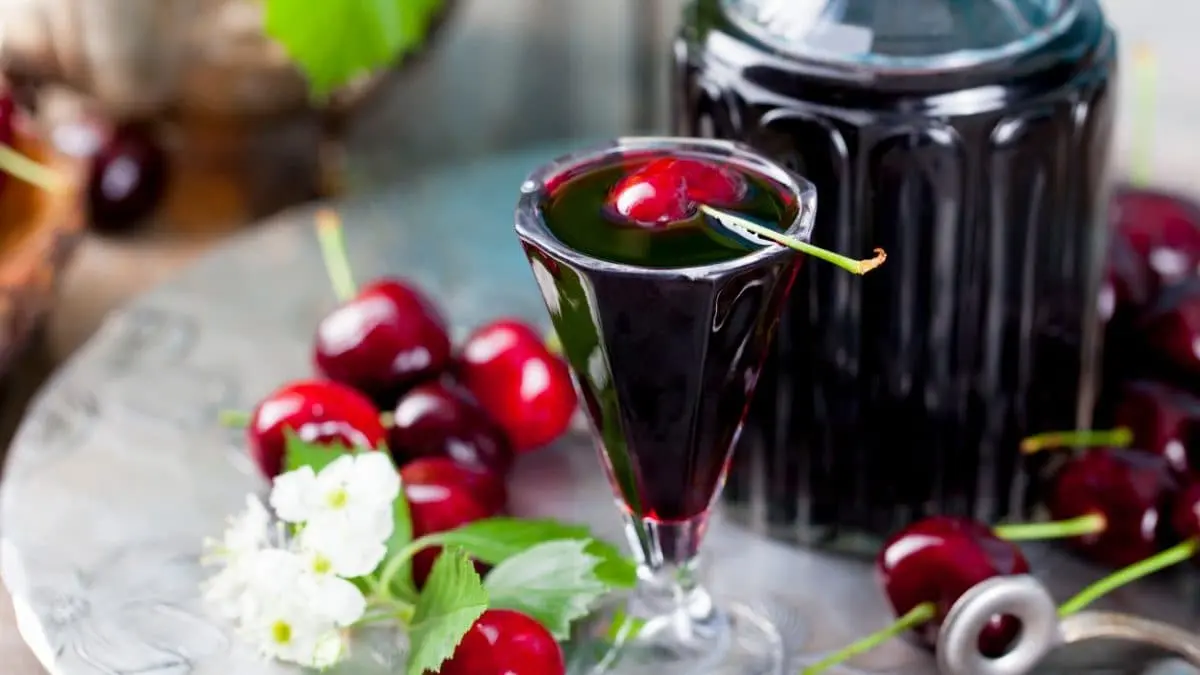 Cherry liqueur at home &#8211; 4 recipes