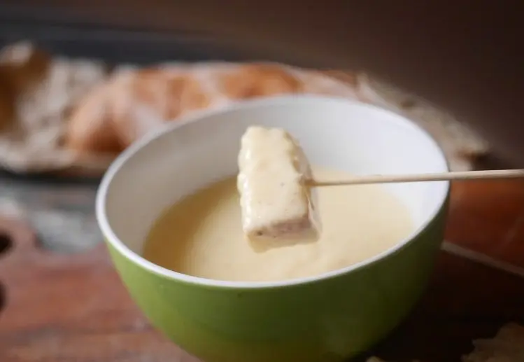 Classic fondue &#8211; cheese melted in wine