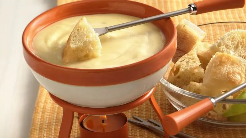 Classic fondue &#8211; cheese melted in wine