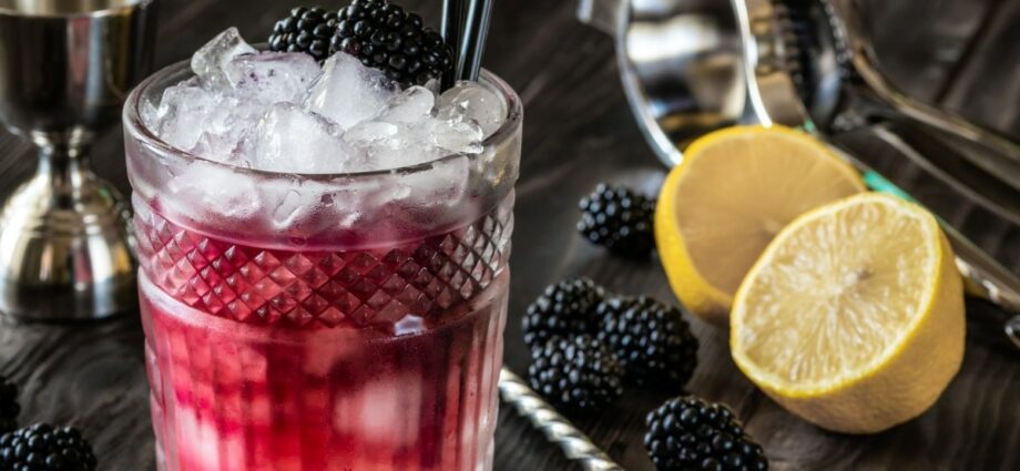 Cocktail Bramble (The Bramble) &#8211; English alcoholic &#8220;blackberry&#8221;