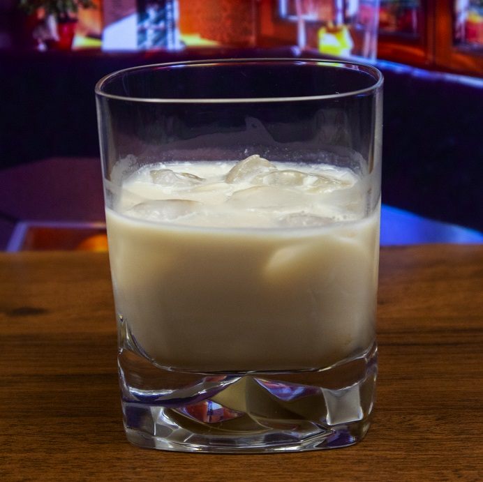 Cocktail White Russian (White russian) &#8211; vodka, liqueur and cream in one glass