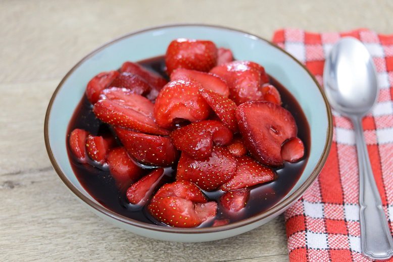 Dessert: strawberries in red or white wine