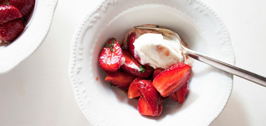 Dessert: strawberries in red or white wine