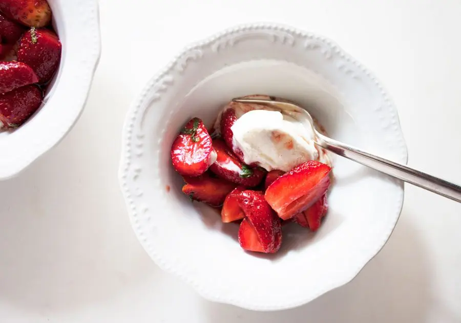 Dessert: strawberries in red or white wine