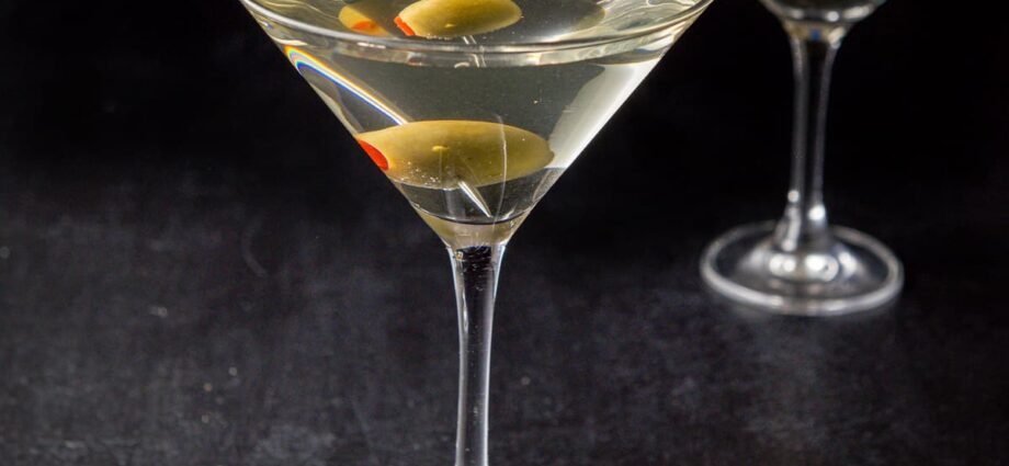 Dirty martini cocktail recipe