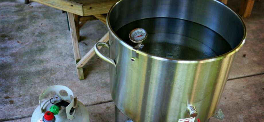 Do-it-yourself steamer for a moonshine still