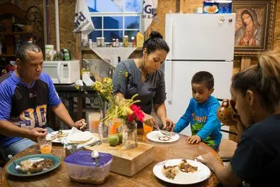 Family dinner: small performance around the table