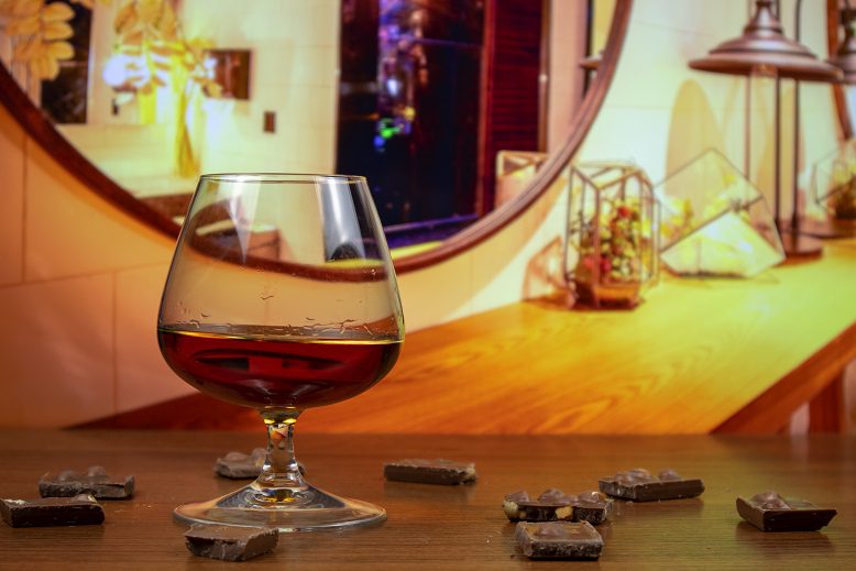 Features of the combination of cognac with chocolate