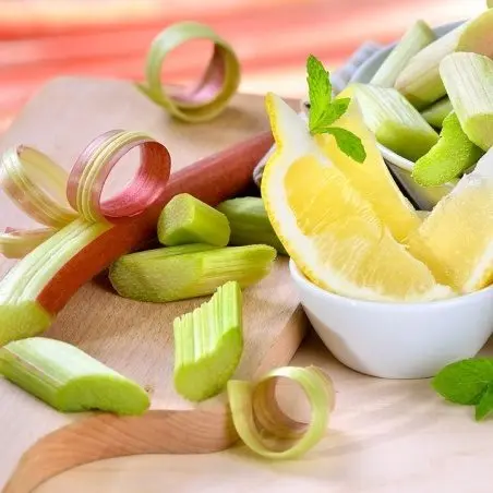 Fragrant tincture of rhubarb with lemon