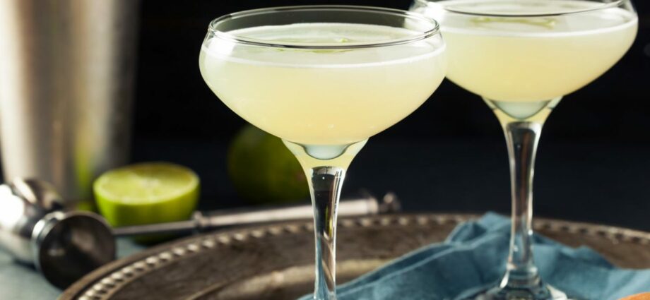 Gimlet (Gimlet) &#8211; saving sea cocktail with gin and lime juice