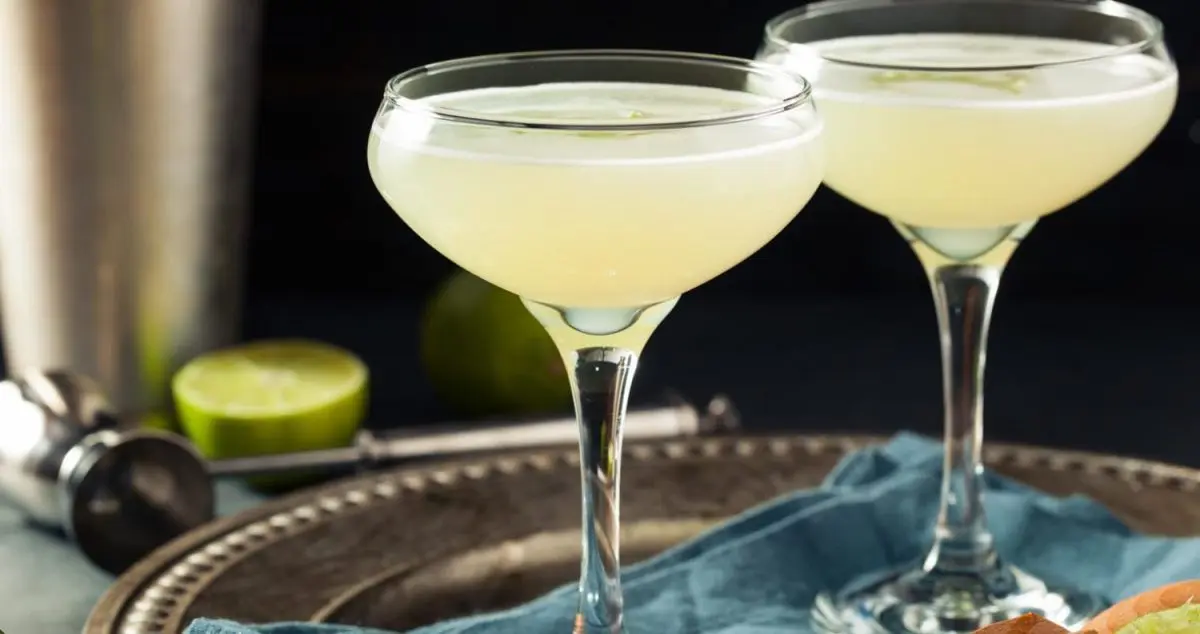 Gimlet (Gimlet) &#8211; saving sea cocktail with gin and lime juice