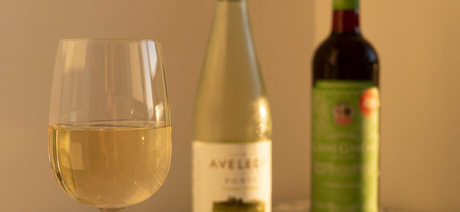 Green wine (verde): what is it, features, specifics, famous brands + what and how to drink