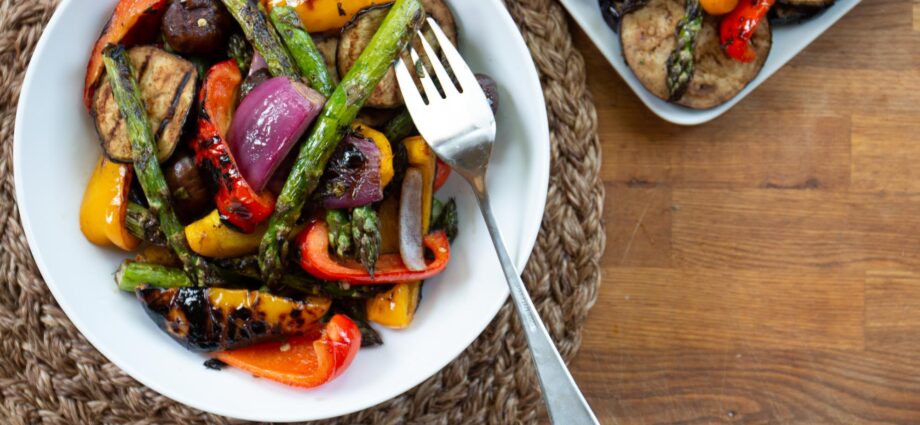 Grillede grøntsager: aubergine, saftige champignoner og duftende majs