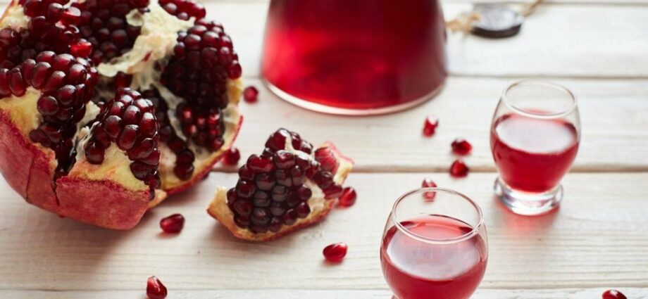 Homemade pomegranate liqueur &#8220;Kremlin Stars&#8221;