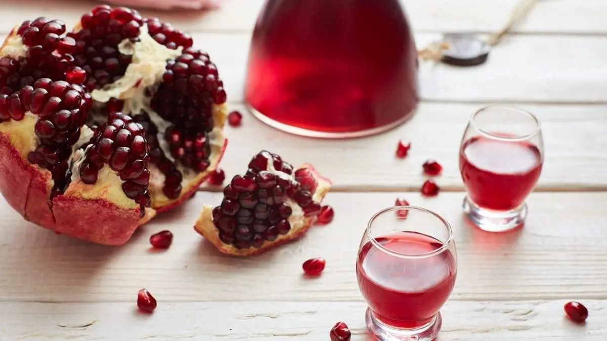 Homemade pomegranate liqueur &#8220;Kremlin Stars&#8221;