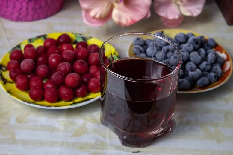 Homemade spotykach &#8211; traditional Ukrainian berry liqueur