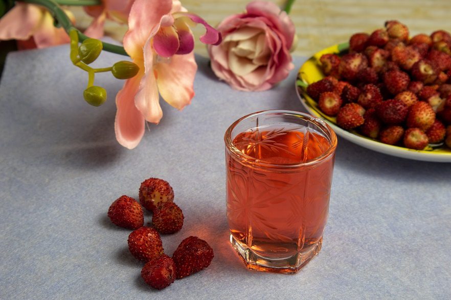 Homemade strawberry liqueur without vodka