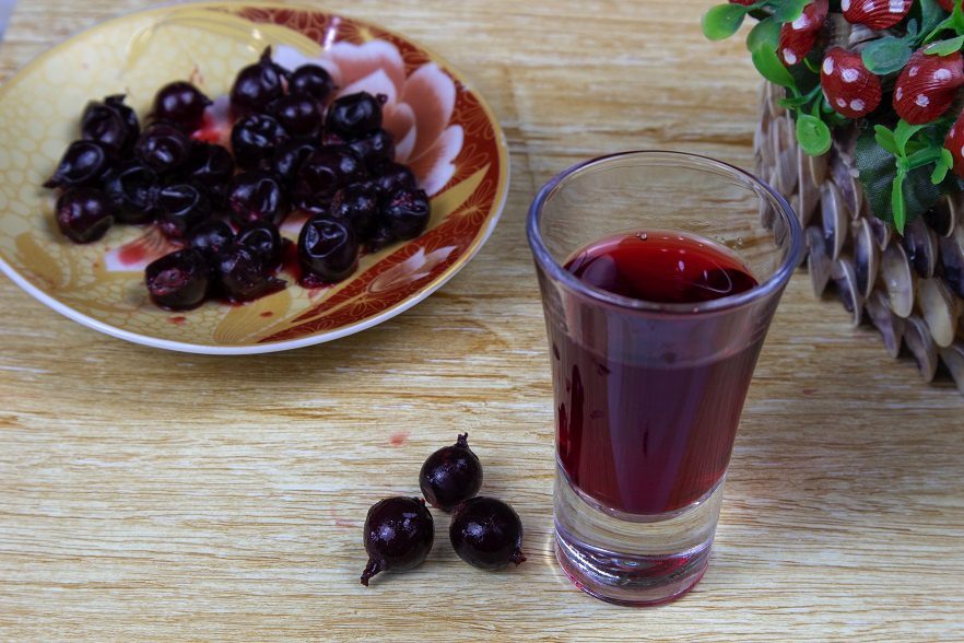 Homemade tincture of yoshta on vodka (moonshine, alcohol)