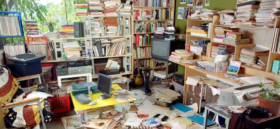 How does clutter affect our behavior and appetite?