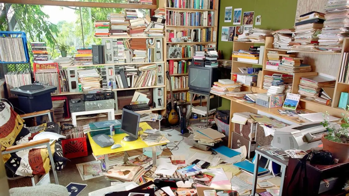 How does clutter affect our behavior and appetite?