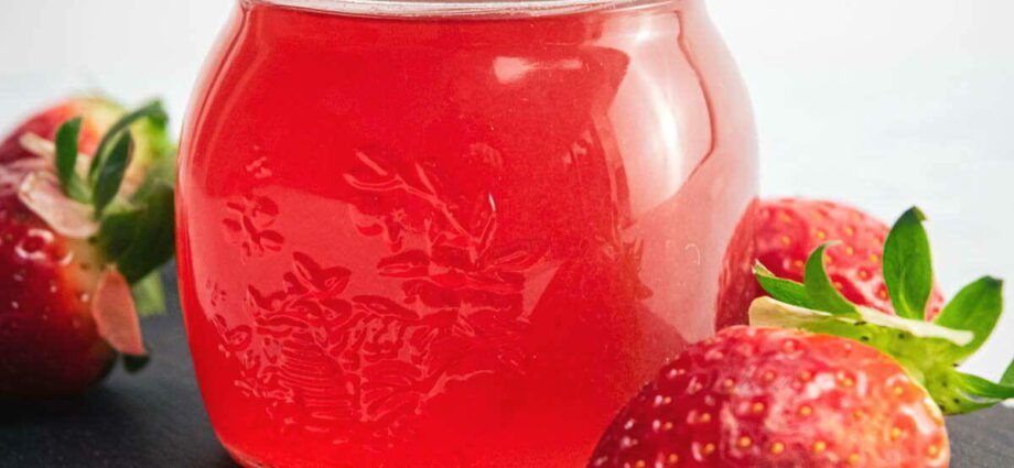 How I make homemade strawberry liqueur inspired by XUXU from Dutifree