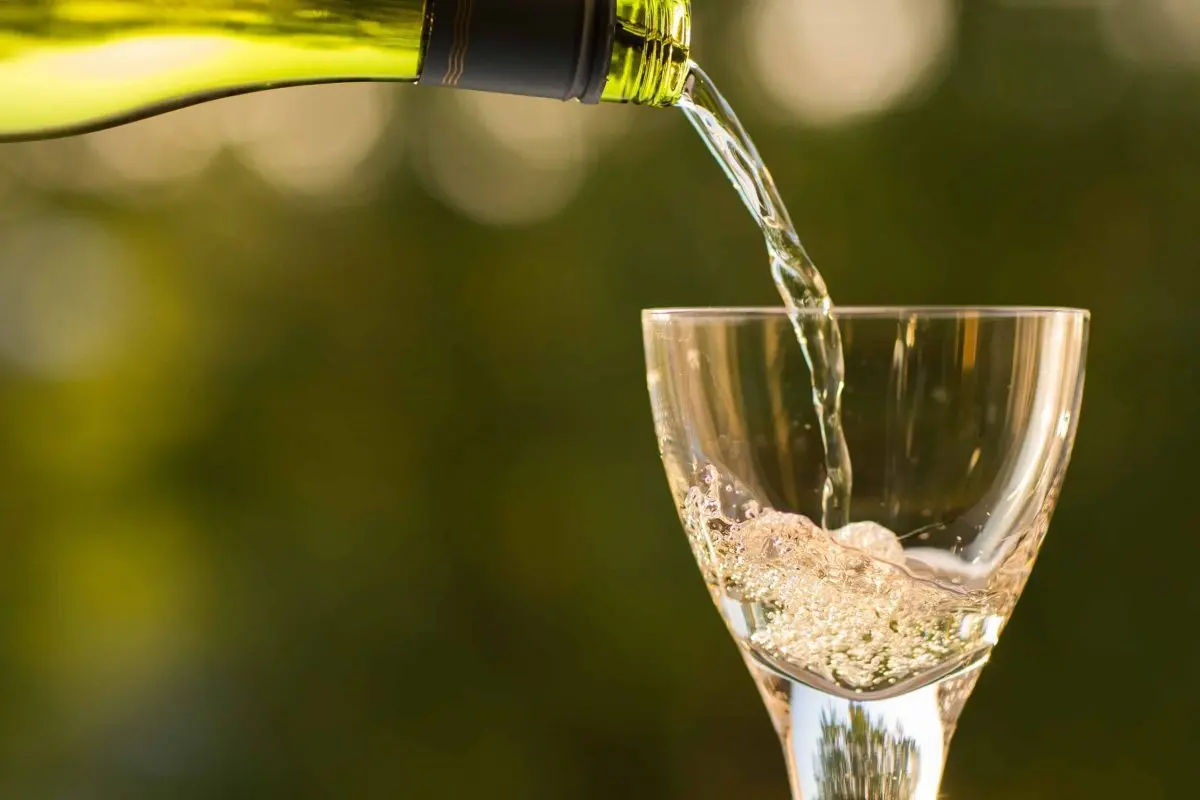 How long white wine is stored &#8211; sweet, dry and without cork