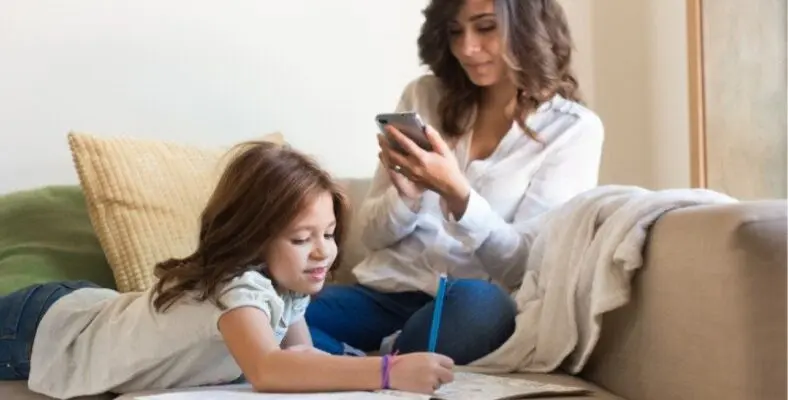 How parents&#8217; smartphones affect children