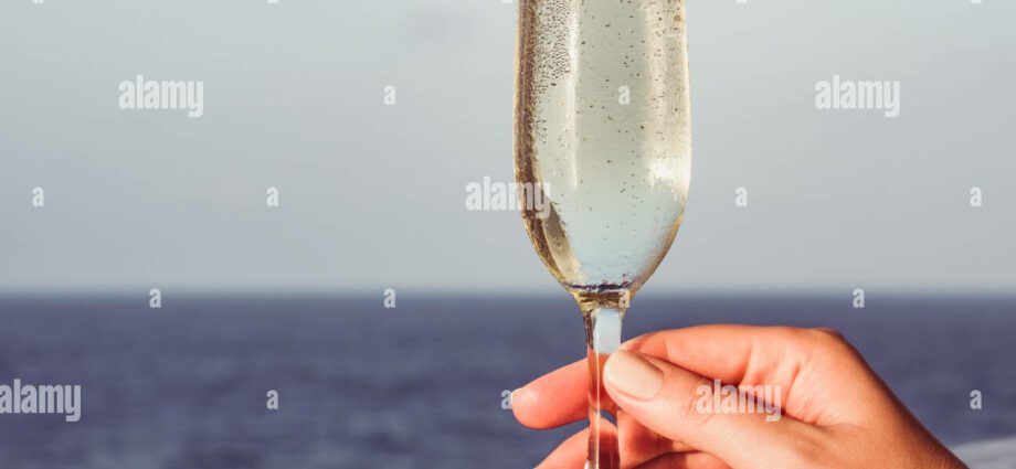 How to beautifully open champagne for the new year and impress a girl