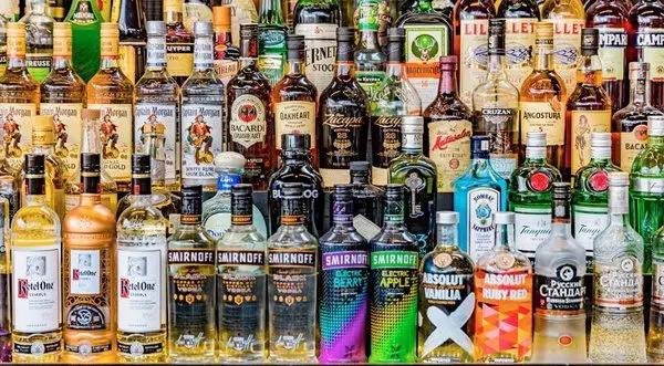 How to choose a good liquor in the store and how to drink it correctly