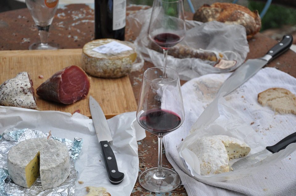 How to choose the right cheese for wine (red and white)