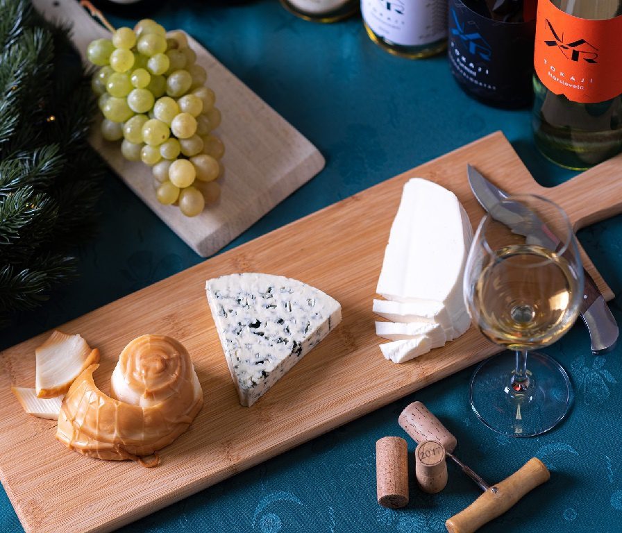 How to choose the right cheese for wine (red and white)