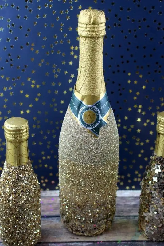 How to decorate a bottle of champagne for the New Year