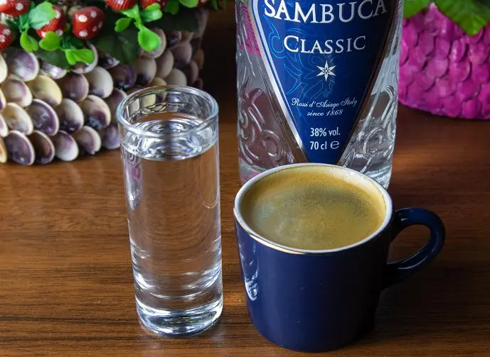 How to dilute, drink and eat sambuca &#8211; an overview of drinks and dishes