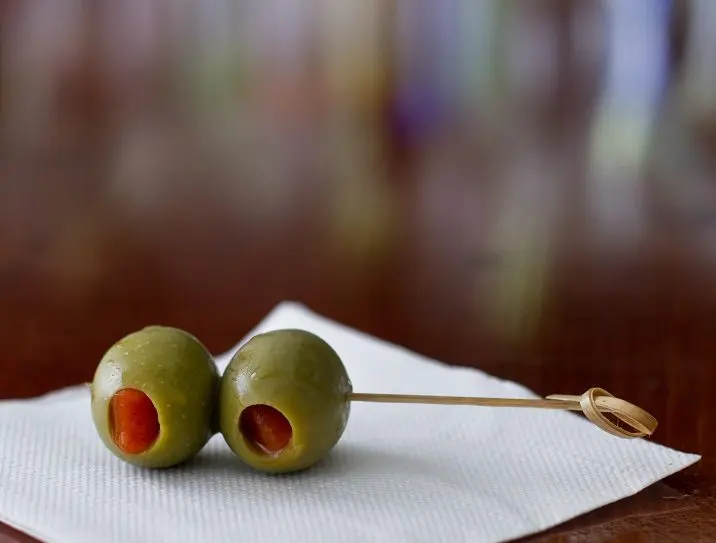 How to Drink an Olive Martini – Tips and Etiquette Rules