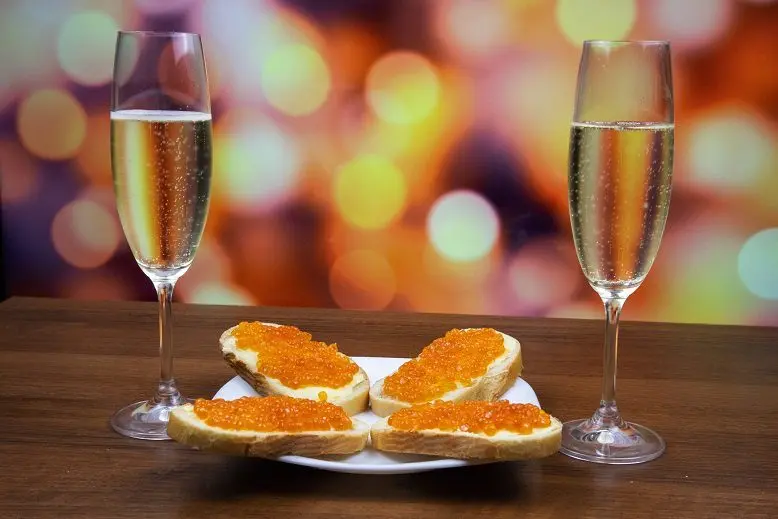 How to drink champagne: glasses, temperature, snack, etiquette