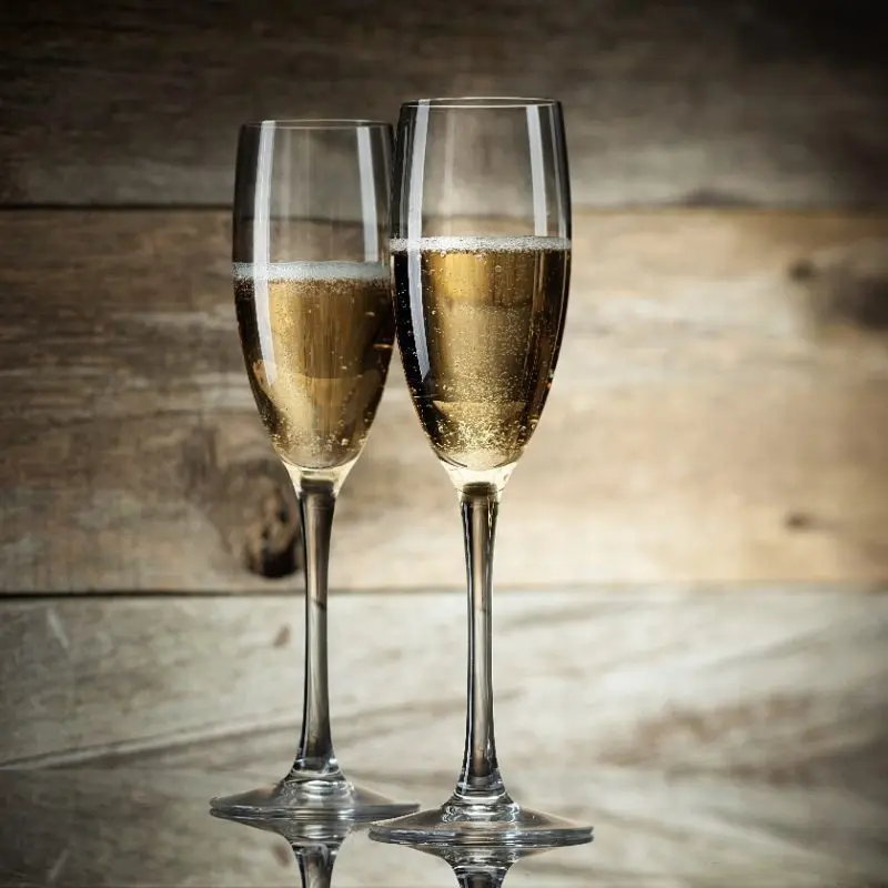 How to drink champagne: glasses, temperature, snack, etiquette