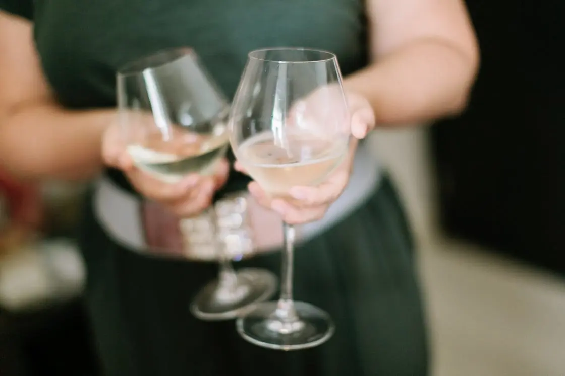 How to drink champagne: glasses, temperature, snack, etiquette