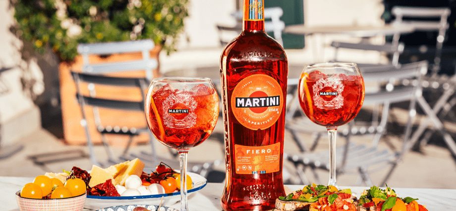วิธีดื่ม Martini Fiero – ค็อกเทลกับโทนิค แชมเปญ และน้ำผลไม้