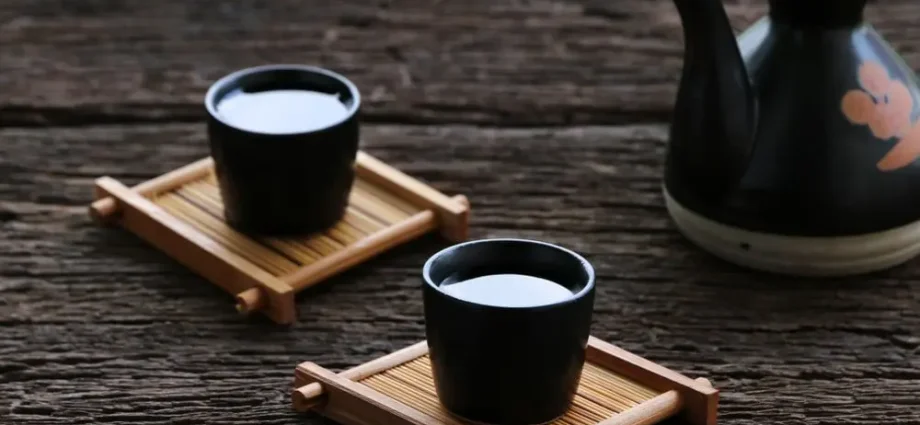 How to drink sake in two ways
