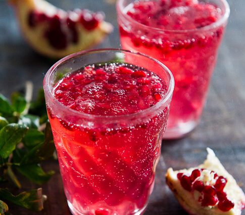 How to make a pomegranate cocktail for the New Year 2016