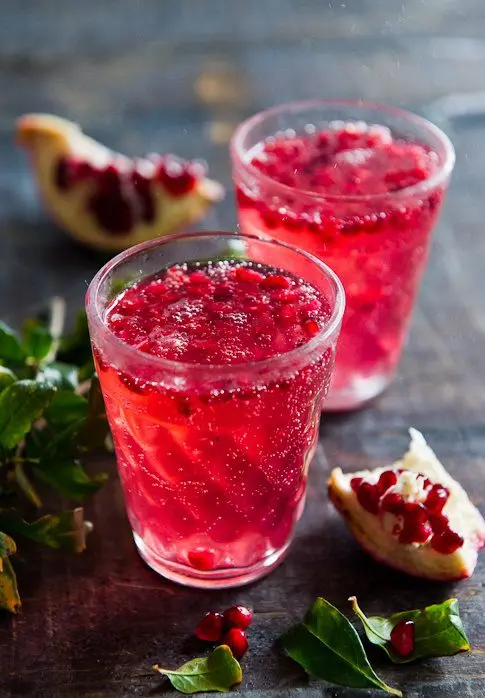 How to make a pomegranate cocktail for the New Year 2016