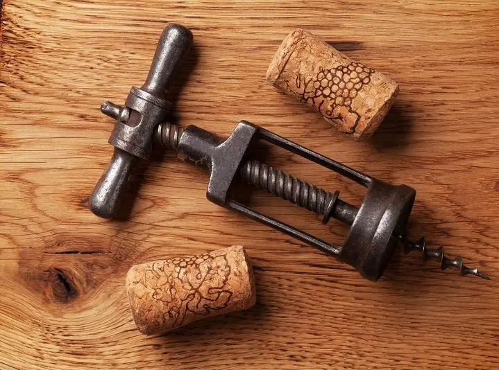 How to open a bottle of wine with a corkscrew &#8211; instructions and video