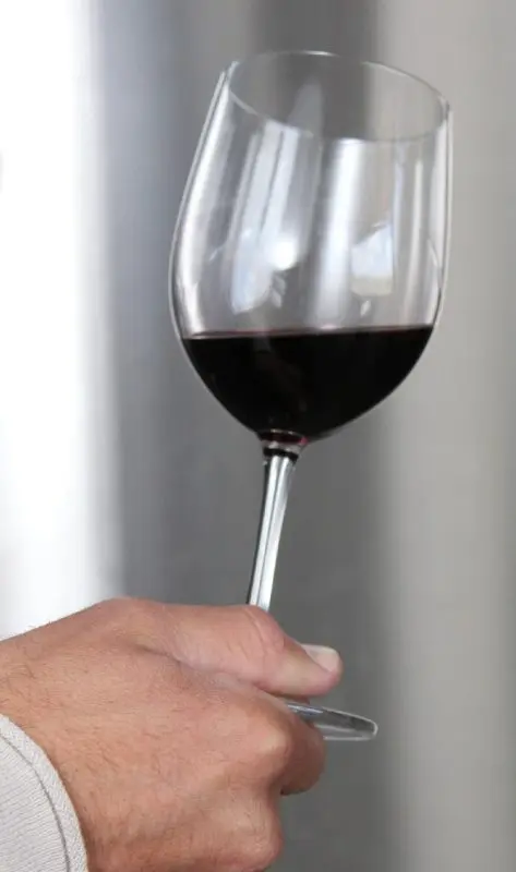 How to properly hold a glass of wine and other drinks