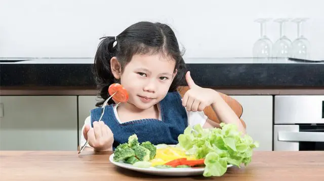 How to teach children to eat vegetables?