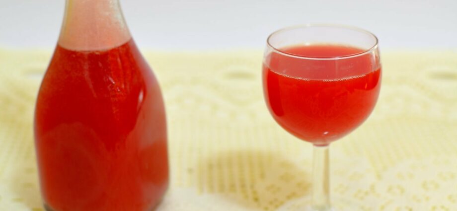 I make watermelon wine according to my grandfather&#8217;s recipe: the guests are delighted and the cost is only 500 rubles