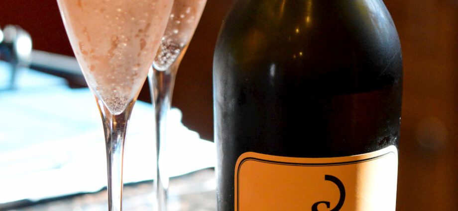 I try to make real champagne at home from ordinary wine: I share the recipe and the result of the experiment