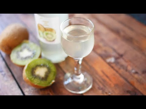 Kiwi liqueur with lime zest and cardamom