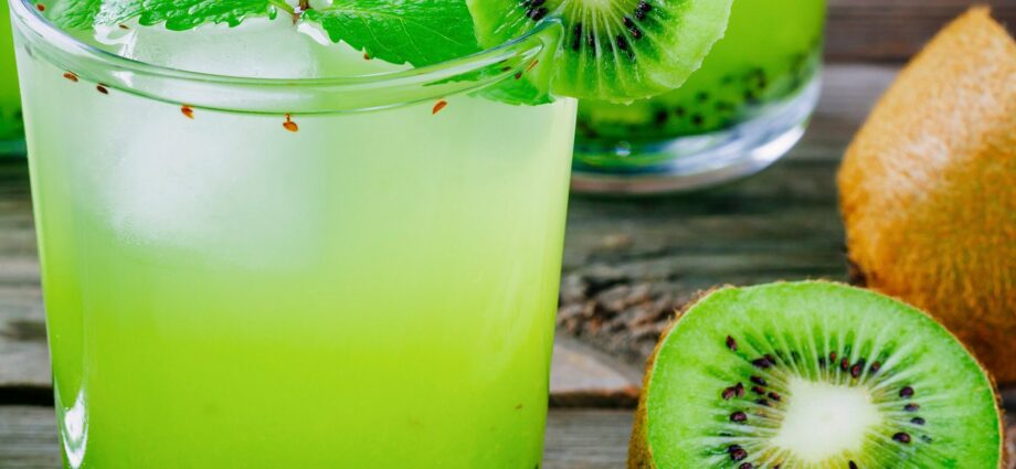 Kiwi liqueur with lime zest and cardamom